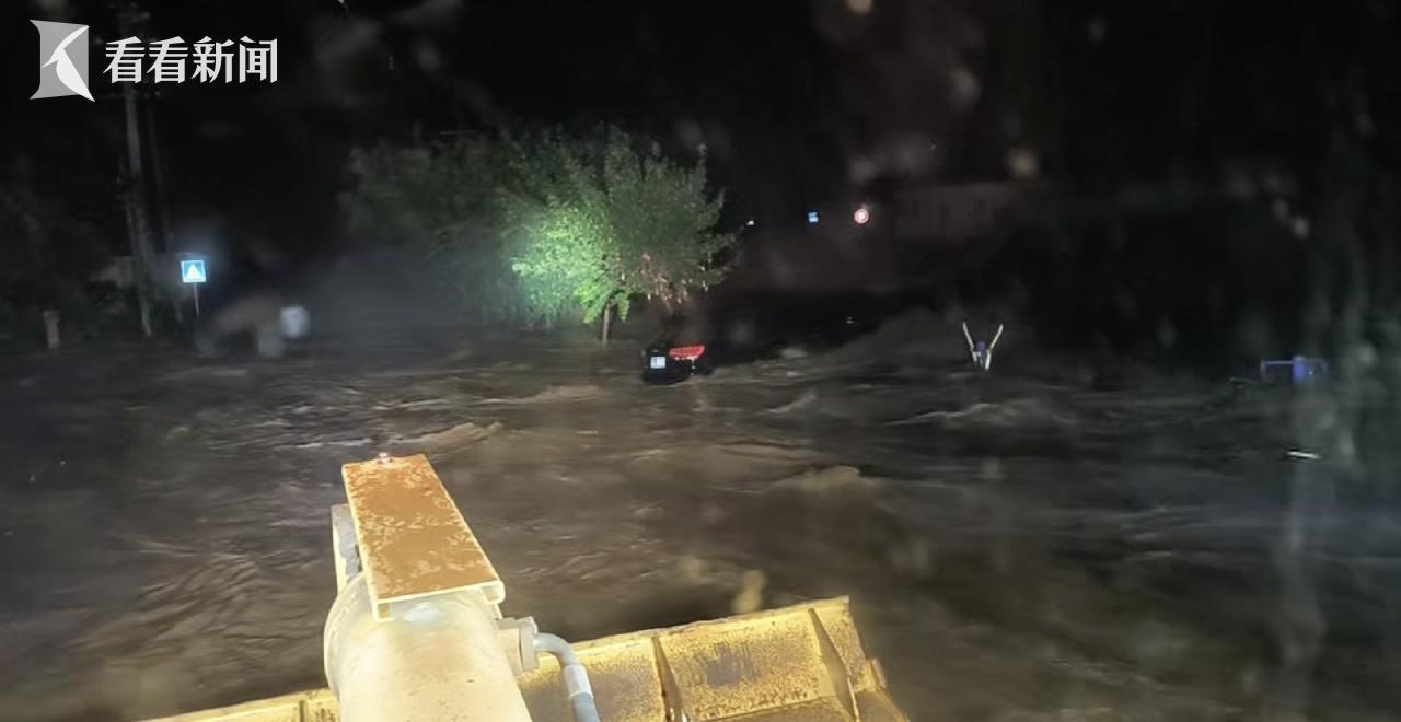北京密云暴雨引發(fā)洪澇 車輛隨水漂移