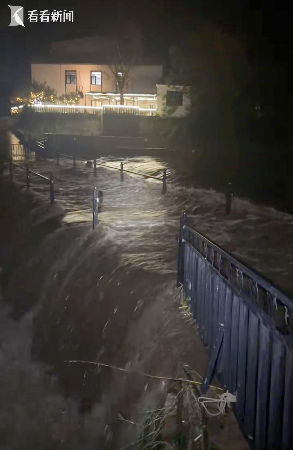 北京密云暴雨引發(fā)洪澇 車輛隨水漂移