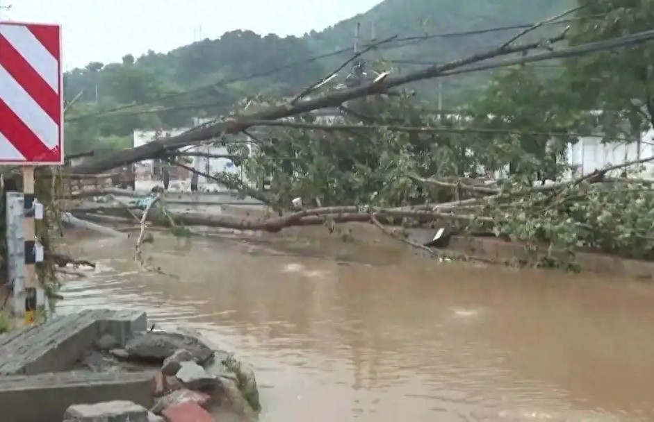 北京密云暴雨引發(fā)洪澇 車輛隨水漂移