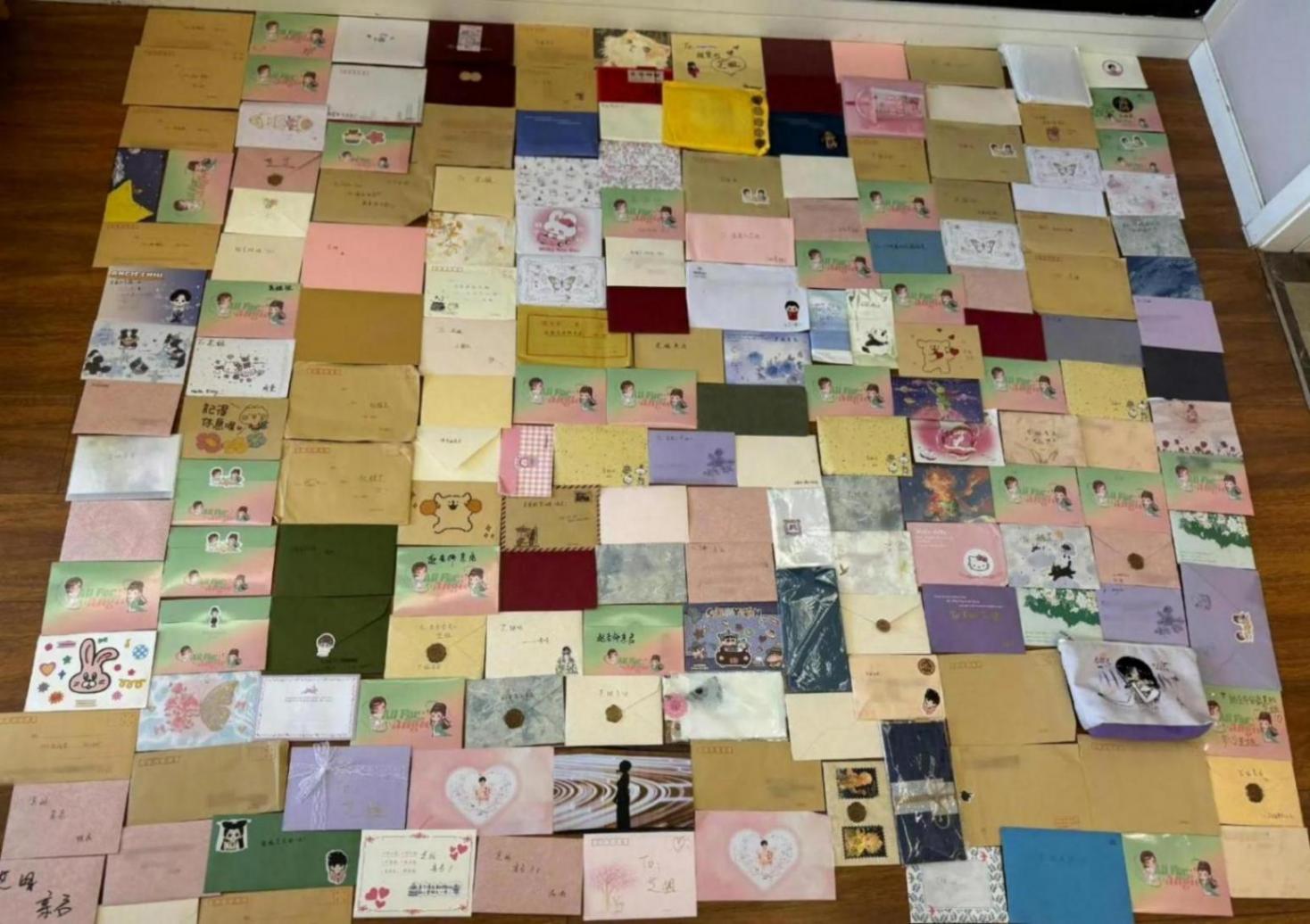 趙雅芝把粉絲送的400封信簽名后回寄