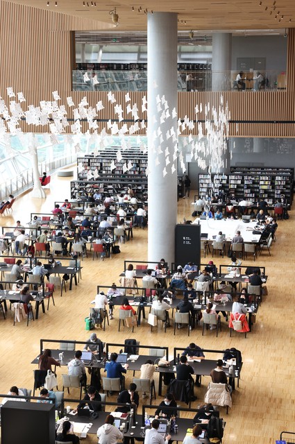 多地圖書館成“免費(fèi)托兒所”