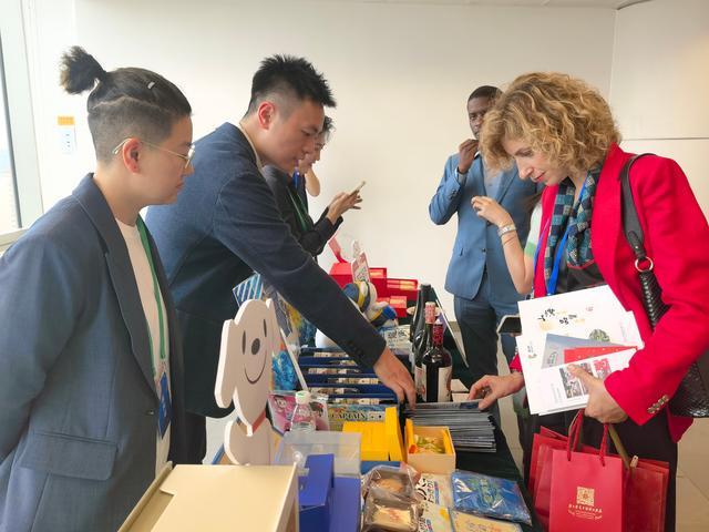 從“全球購”到“文化橋”:跨境電商成中外文化交流新紐帶