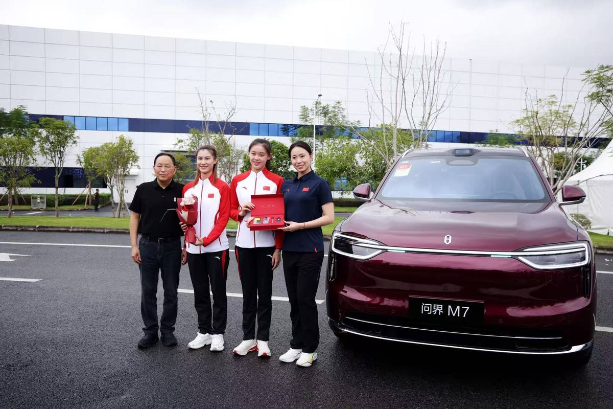 全新問界M7首批用戶在工廠驗(yàn)收提車,全國(guó)同步開啟新車交付