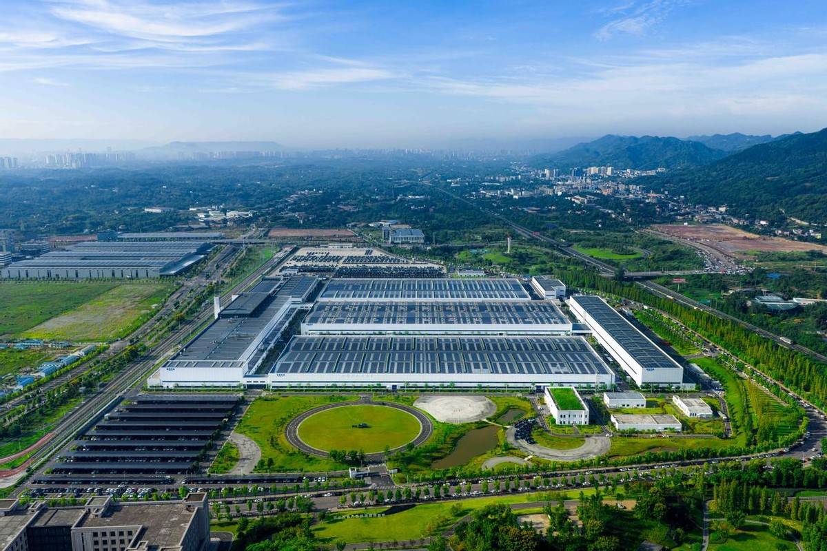 全新問界M7首批用戶在工廠驗(yàn)收提車,全國(guó)同步開啟新車交付