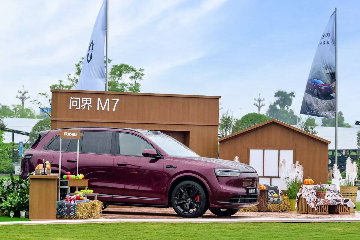 全新問界M7首批用戶在工廠驗(yàn)收提車,全國(guó)同步開啟新車交付