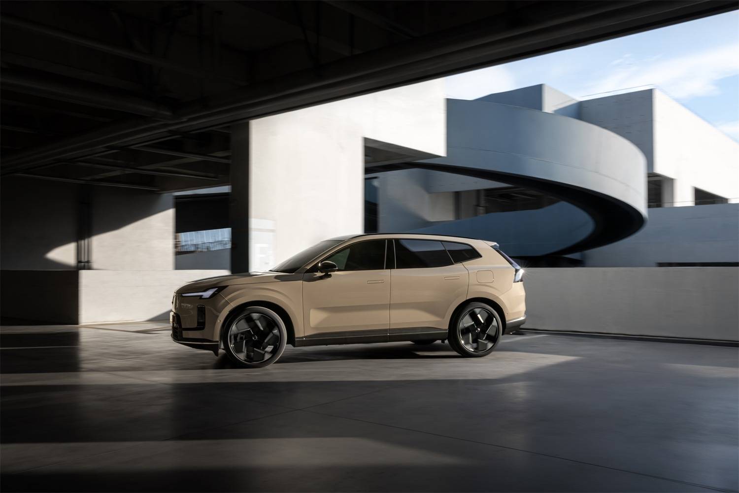 26.99萬(wàn)起售,沃爾沃全新XC70正式上市,SMA架構(gòu)首款SUV攜多重升級(jí)而來(lái)