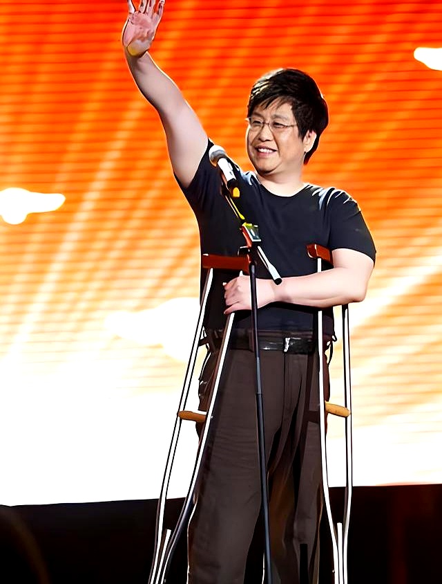 好心酸!鄭智化控訴深圳機場,稱對殘疾人沒人性,他連滾帶爬登機