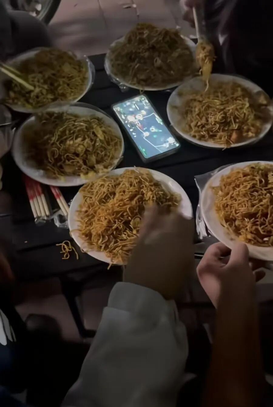 商丘夜市三元炒面攤,三年不漲價被罵作秀,免費餐盒里藏著善良