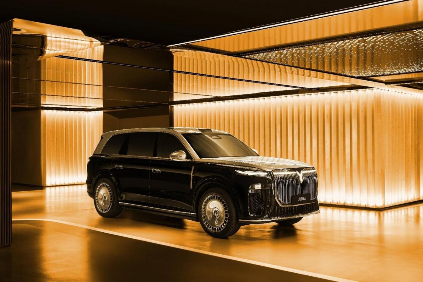 未上市先火爆!嵐圖泰山展車到店,現場排隊品鑒太熱了