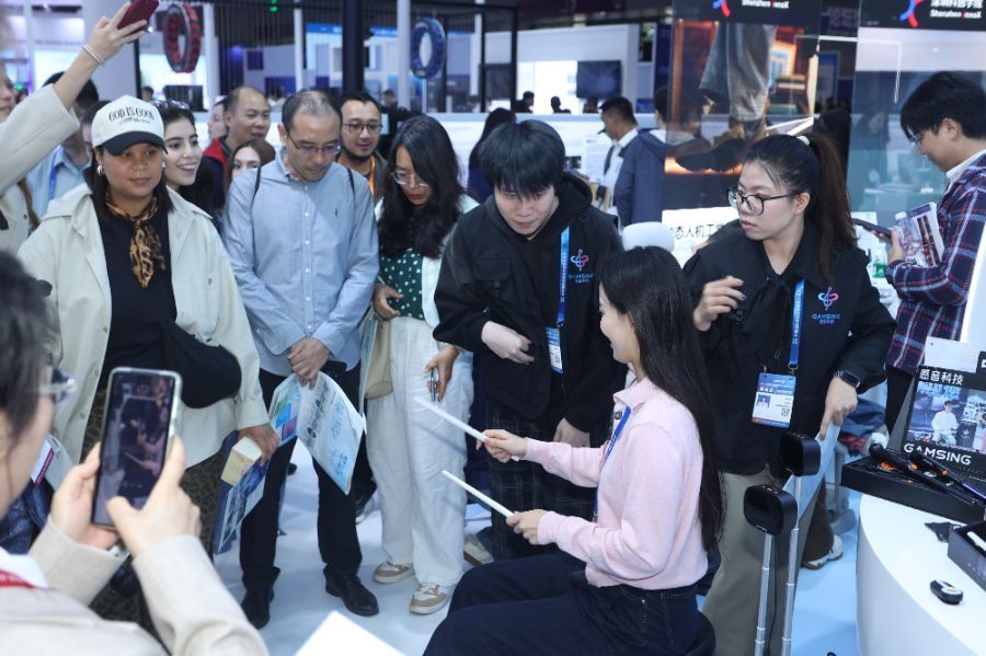 這屆深圳年輕人,用AI“重做”全球生活 圖片